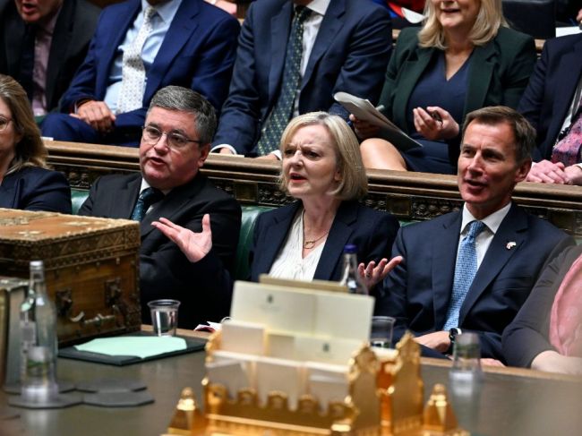 Najmenej 14 konzervatívnych poslancov žiada rezignáciu Trussovej
