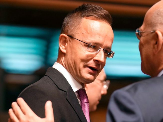 Nové migračné vlny vyhovujú teroristickým organizáciám, varuje Szijjártó
