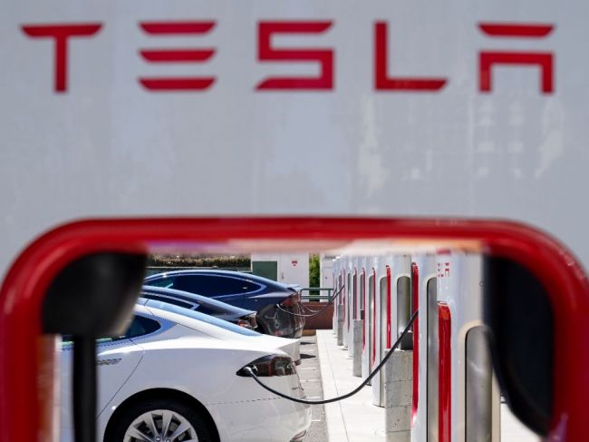Automobilky chcú na elektromobilitu minúť do konca 2030 vyše bilióna dolárov