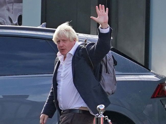 Johnson priletel z Karibiku do Británie, aby sa opäť uchádzal o post premiéra