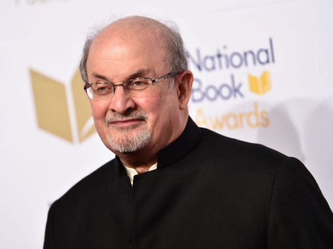 Rushdie po augustovom útoku prišiel o zrak v jednom oku a pohyblivosť ruky