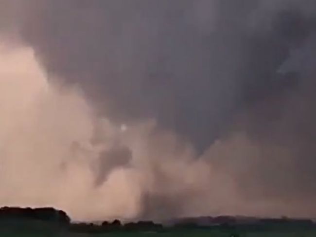 Video: Minitornádo zasiahlo sever Francúzska