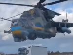 Video: „Lietajúci tank“ Mi-24 preletel vodičom tesne ponad hlavy