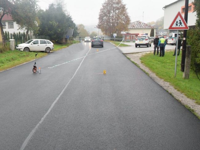 Chodkyňa prechádzala cez cestu mimo priechodu, po zrážke s autom podľahla zraneniam