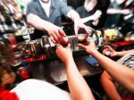 V pohostinstve na Orave predávali načierno alkohol, vyrobili ho doma
