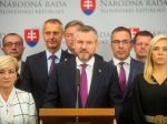 Vláda robí predvolebný marketing a z ľudí v núdzi sa cynicky vysmieva, tvrdí Hlas
