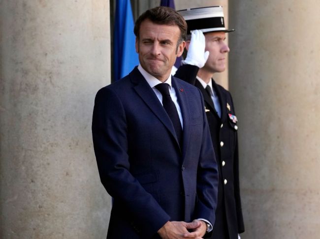 Macron chce zvýšiť vek odchodu do dôchodku