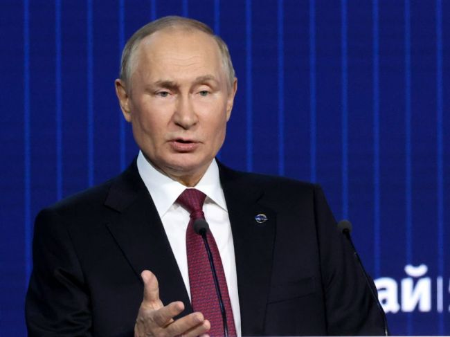 Vladimir Putin tvrdí, že Západ hrá nebezpečnú geopolitickú hru