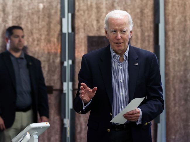 Biden chce navrhnúť mimoriadnu daň pre ropné spoločnosti