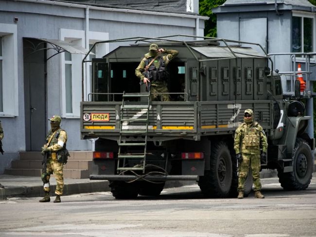 V Chersone vyhlásili zákaz vychádzania, pri letisku boli explózie