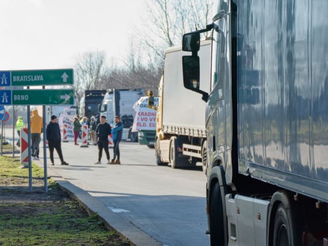 Autodopravcovia chcú od polnoci blokovať diaľničný priechod do Česka