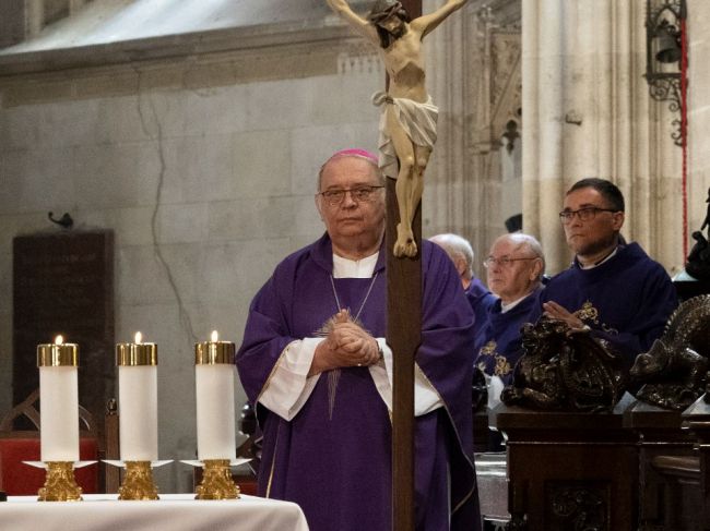 Trnavský arcibiskup Orosch sa ospravedlnil rodinám obetí zo Zámockej ulice