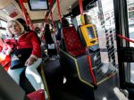 Vodič autobusu MHD musel prudko zabrzdiť, zranilo sa šesť cestujúcich