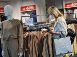 27 % Slovákov míňa peniaze len na lacné potraviny a oblečenie