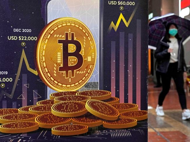 Kryptomeny sa prudko oslabili, cena bitcoinu padla na 2-ročné minimum