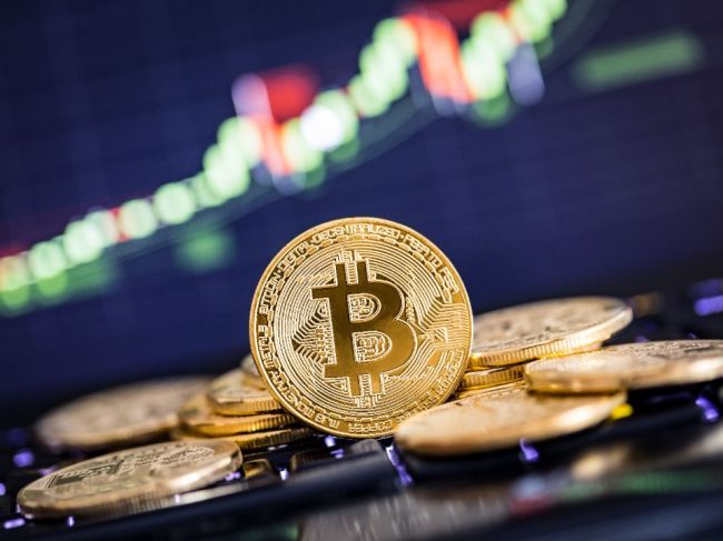 Kryptomeny prudko padajú, bitcoin klesol pod 17.000 dolárov