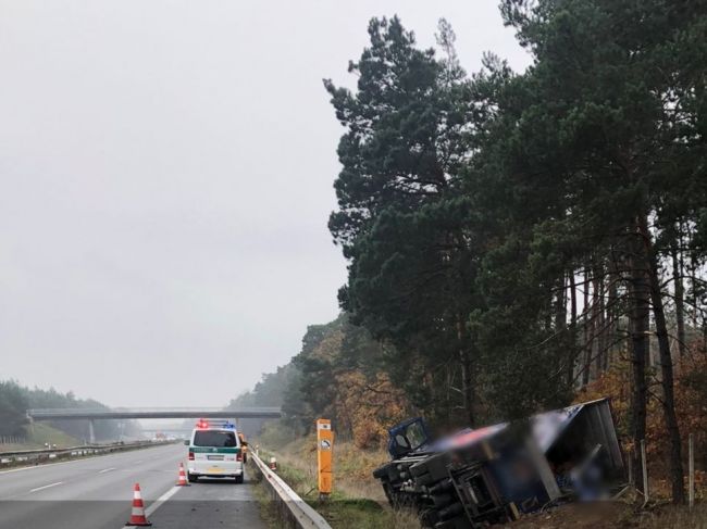 Nehoda na diaľnici: Nákladné auto skončilo v priekope