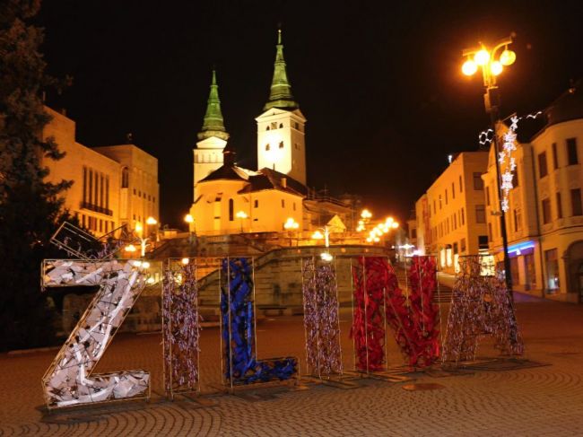 Žilina neobmedzí vianočné osvetlenie ani svetelnú výzdobu