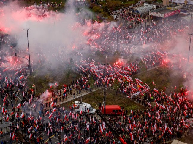 Tisíce Poliakov sa zúčastnili na pochode pri príležitosti Dňa nezávislosti