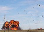 Video: Bombardér sa zrazil so stíhačkou, zatiaľ nie je jasné, koľko ľudí sa v nich nachádzalo