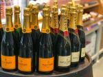Dopyt po luxusných produktoch stúpa a firme Moët Hennessy už dochádza šampanské