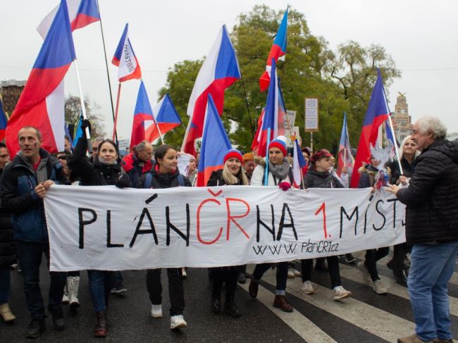 Demonštranti protestovali pred budovou ČT, chceli vystúpiť v živom vysielaní