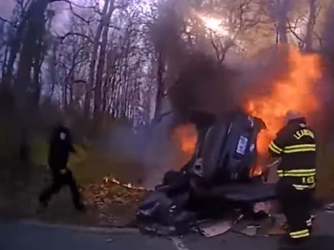 ​Video: Dramatická záchrana na poslednú chvíľu. Policajti vytiahli ženu z horiaceho auta