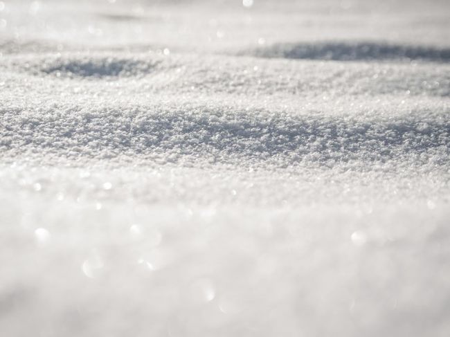 V týchto okresoch môže v piatok nasnežiť 10 cm, platia aj viaceré výstrahy