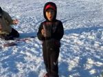 Video: Chlapec vytiahol z ľadovej vody neskutočný úlovok, všetci ostali šokovaní
