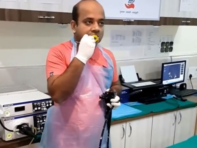Video: Gastroenterológ vykonal endoskopiu sám na sebe 