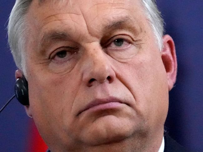 Orbána za šál s mapou Veľkého Uhorska kritizovali už aj Ukrajina a Chorvátsko