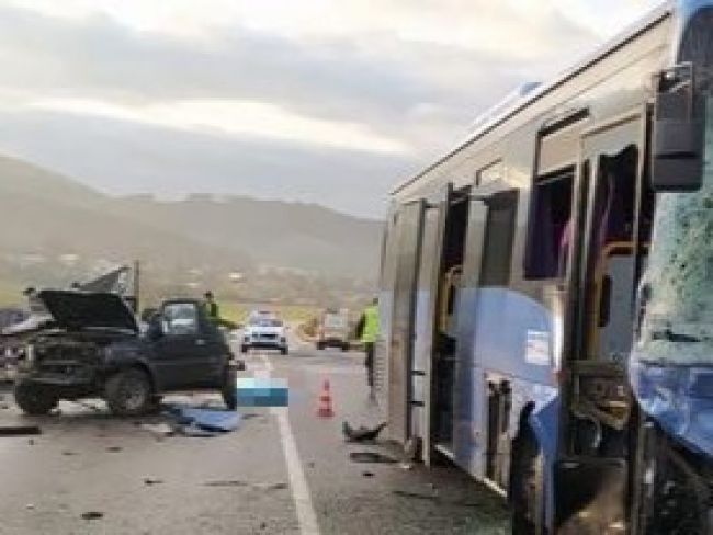 Tragická dopravná nehoda: Vodič šmyk a zrážku s autobusom neprežil