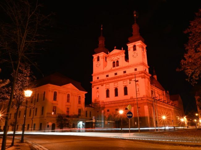 Viaceré budovy sa pri príležitosti akcie Červená streda rozsvietia na červeno