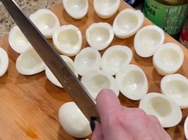 Video: Toto je správny spôsob, ako krájať varené vajcia