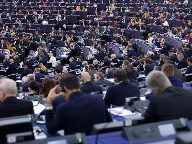 Európsky parlament odobril pre Ukrajinu pôžičku 18 miliárd eur