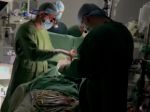 Video: Takto museli operovať kyjevskí chirurgovia bez elektriny, išlo o život dieťaťa