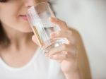 Odporúčaných osem pohárov vody denne je pre väčšinu ľudí priveľa