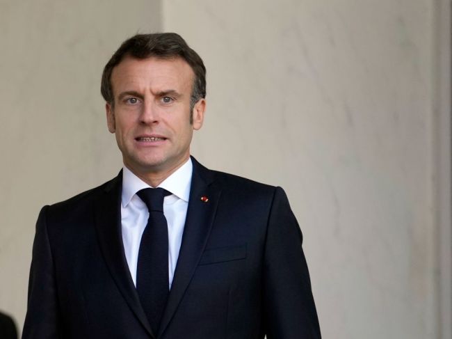 Macron chce hovoriť s Bidenom o obavách EÚ