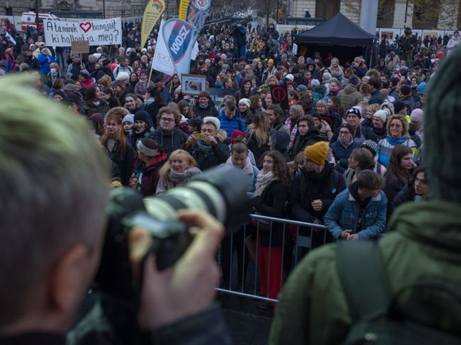 Demonštrujúci pedagógovia odovzdali ministerstvu petíciu