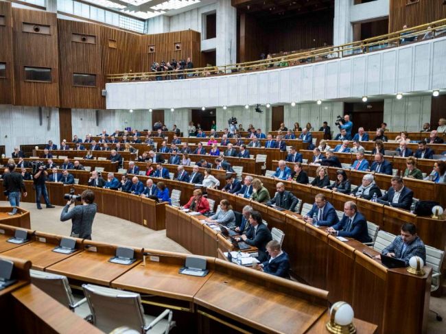 Na poslancov čaká štátny rozpočet a ďalších zhruba 100 bodov