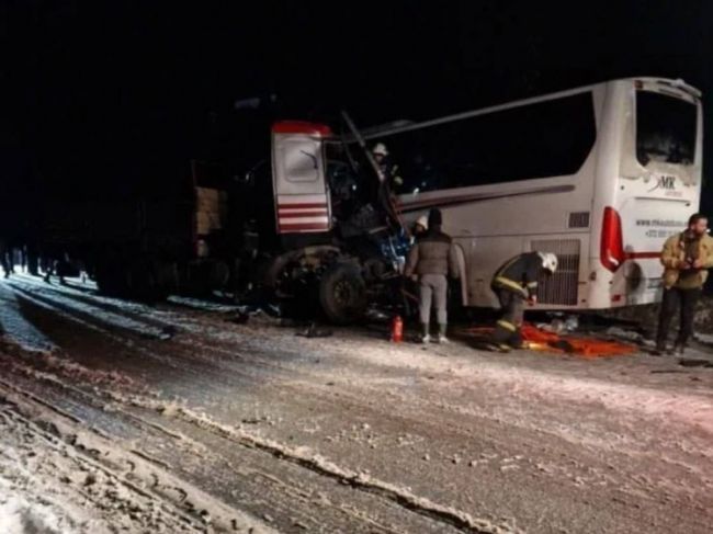 VIDEO: Pri zrážke autobusu s kamiónom sa zranilo 25 ukrajinských vojakov