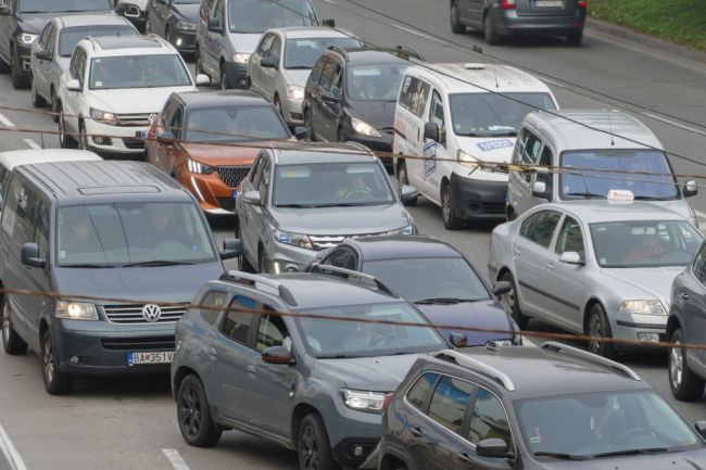 V Bratislave došlo k nehode, vodiči sa zdržia na viacerých úsekoch