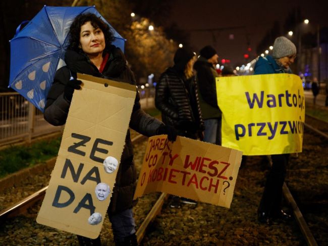 Pred Kaczyňského domom sa konal protest proti porušovaniu práv žien