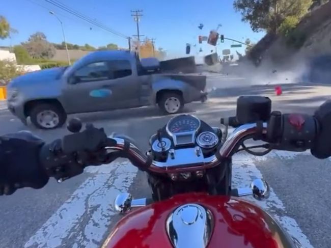 ​Video: Pohľad na fatálnu zrážku priamo spoza riadidiel: Na motorkára sa prevrátila dodávka