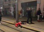 VIDEO: Polícia rieši brutálny incident. Všetko zachytila kamera