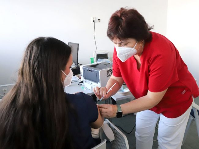 Odborníci na verejné zdravie vyzývajú na očkovanie proti chrípke a covidu