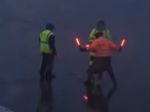Video: Cestujúci na letisku zachytili personál pri neobvyklej činnosti