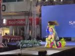 ​Video: Účastníčku súťaže Miss na pódiu zasiahol elektrický prúd