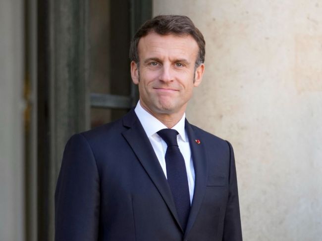 Macron: Posielanie zbraní na Ukrajinu neoslabuje obranu Francúzska