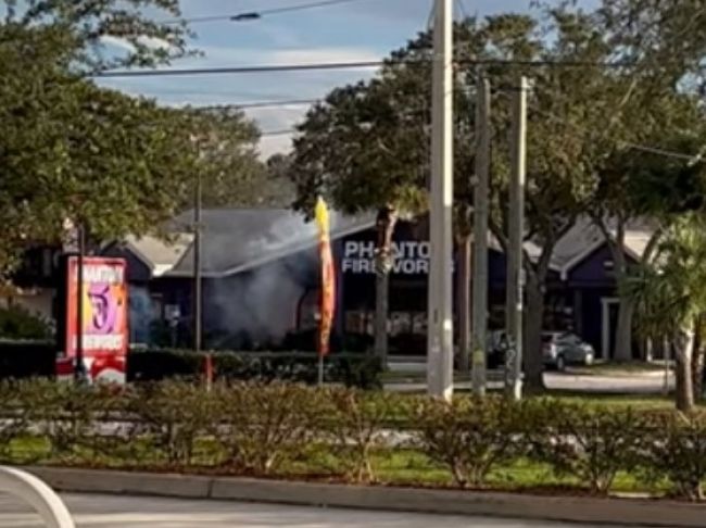 ​Video: Auto vrazilo do obchodu s ohňostrojmi. Manželský pár zachytil desivé následky
